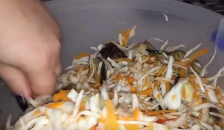 Afegiu l’albergínia a la col, barregeu-la.