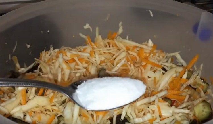 Afegiu-hi sal i vinagre.