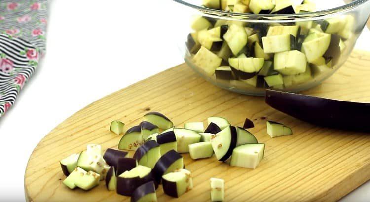 Tăiați vinetele în bucăți.