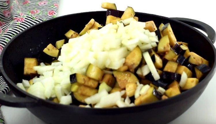 Punem vinetele cu ceapa într-o tigaie și prăjim.