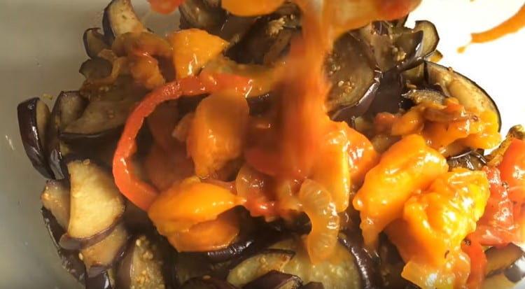 Passem les verdures de la cassola a l’albergínia amb carbassó.