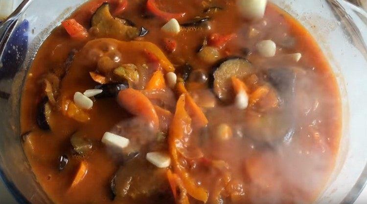 les albergínies guisades amb verdures seran encara més saboroses i amb més sabor, si s’hi afegeix una mica d’all.