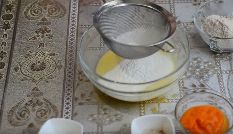 Sikt mjöl i massan.