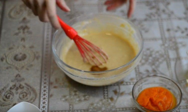 Lägg till kanel till degen för smak.