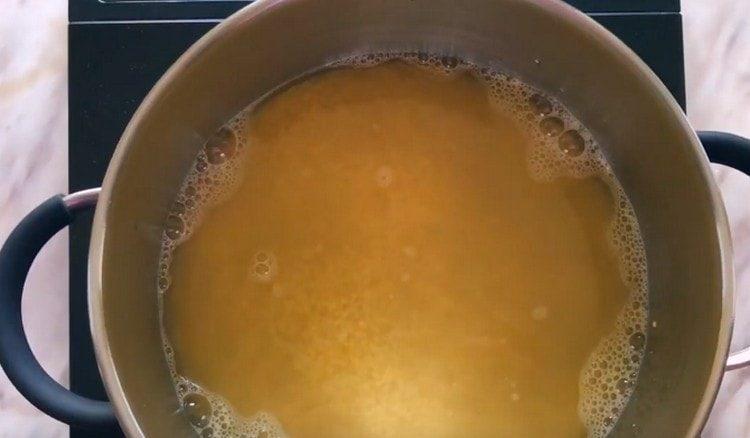 Inilalagay namin ang mga cereal upang lutuin.