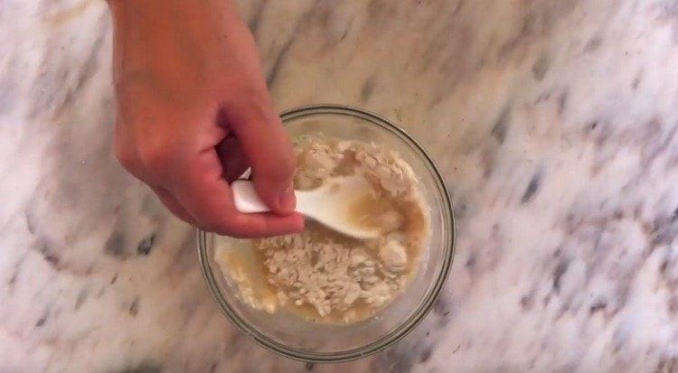 Idagdag ang harina at ihalo ang kuwarta.