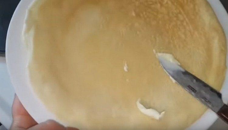 Každá palačinka musí být také promazána olejem.