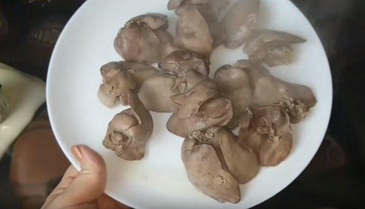 Vařená játra nechte vychladnout.