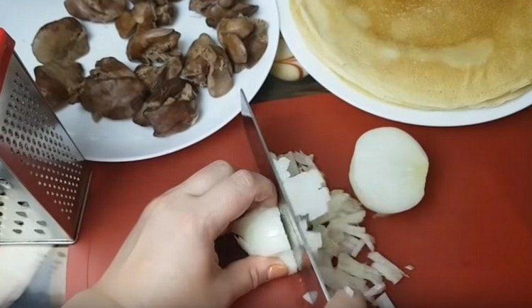 Cibuli jemně nasekáme.