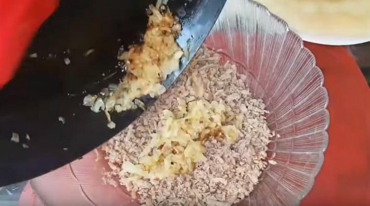 Do jater přidejte smaženou cibuli.