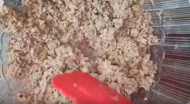 Sůl, pepř a smíchejte jaterní náplň.