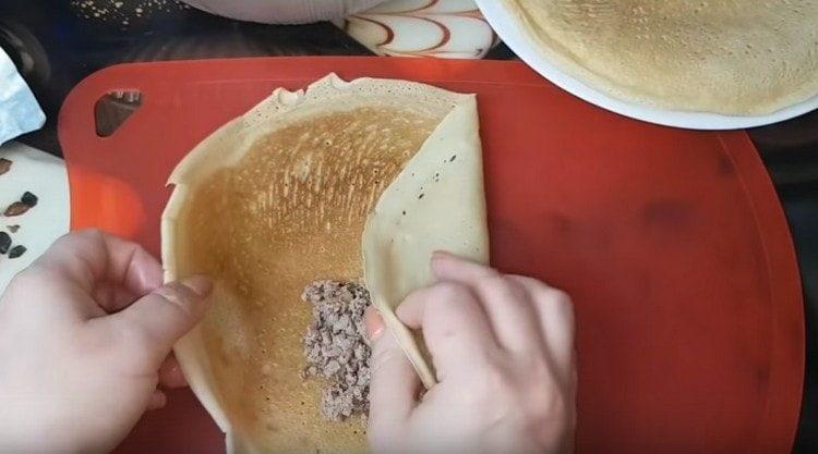 Zabalte jarní závitky.