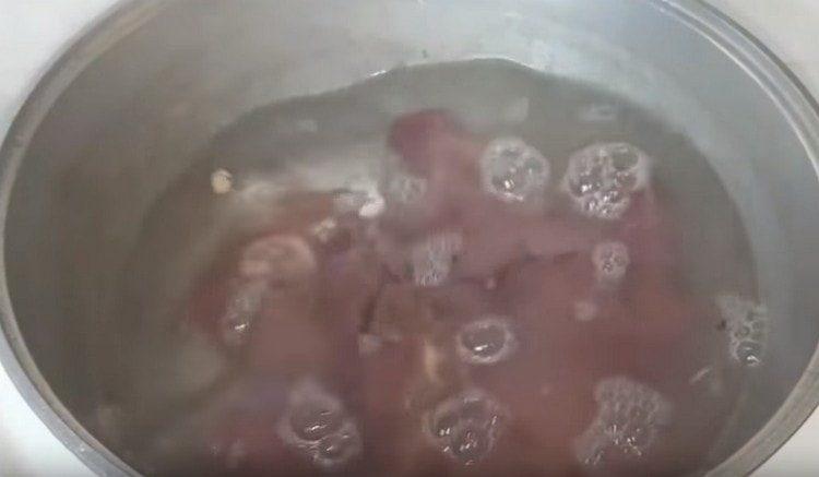 Vařte kuřecí játra.