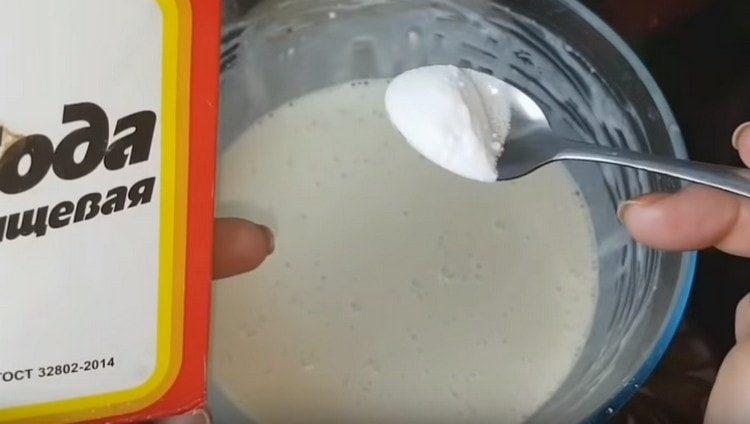 Do hotového těsta přidejte sodu.