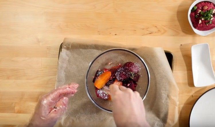 Pune sfecla într-un bol, sare, piper, amestecă.