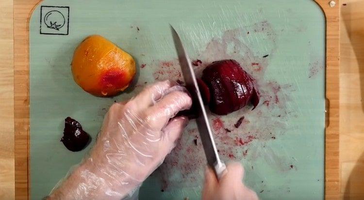 Se taie sfecla fiartă în cercuri subțiri.