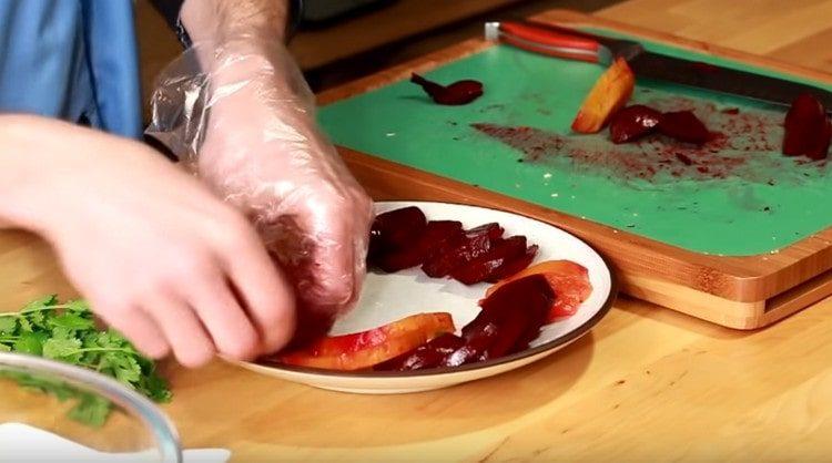 Întindeți frumos feliile de legume pe o farfurie în cerc.