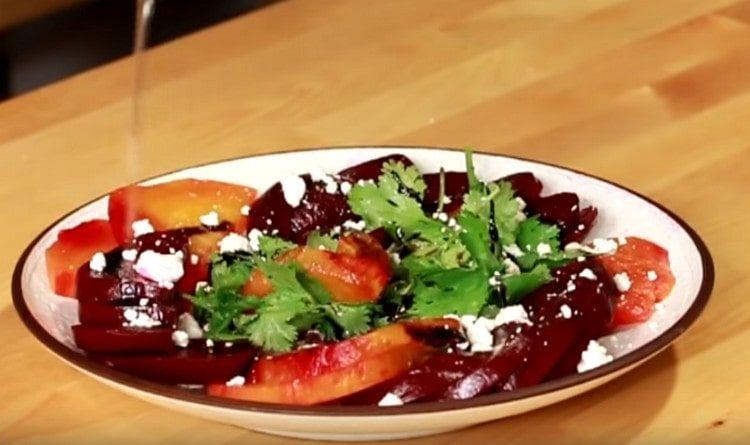 Adăugați bucățile de brânză feta, uleiul de măsline și vasul este gata.