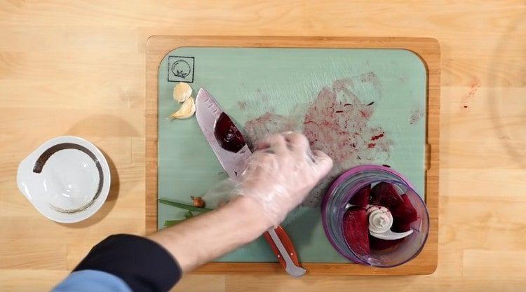 Tăiați leguma în bucăți și puneți-o într-un bol blender.