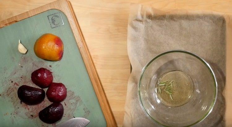 Turnați uleiul de măsline într-un bol, adăugați frunze de rozmarin.