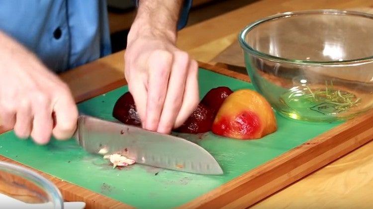 Se macină usturoiul, se adaugă în ulei.