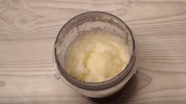 Moler las cebollas y las zanahorias con una licuadora.