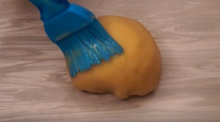 Lubrique el pan resultante con un huevo batido.