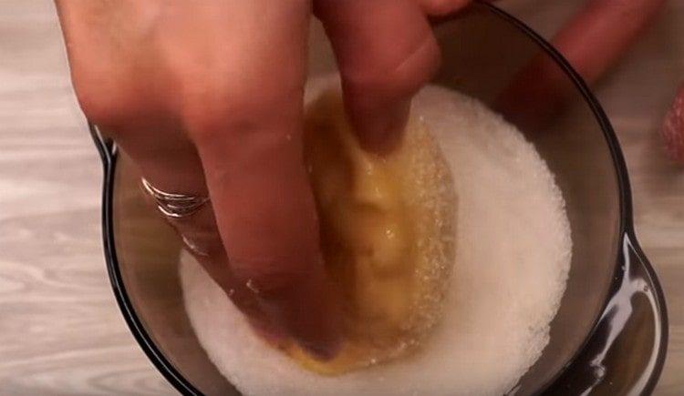 Sumerge el bollo en azúcar.