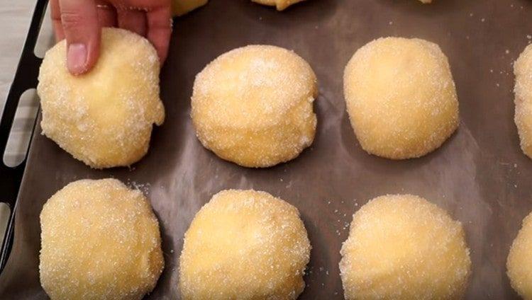 Extendemos los productos en una bandeja para hornear y los enviamos al horno.