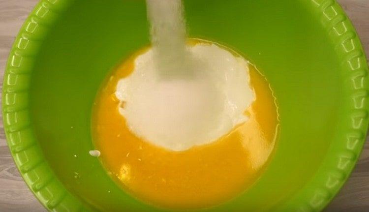 Agregue azúcar y sal.