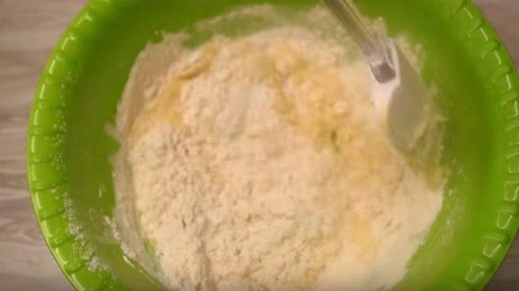 Agregue harina a los ingredientes líquidos y mezcle.