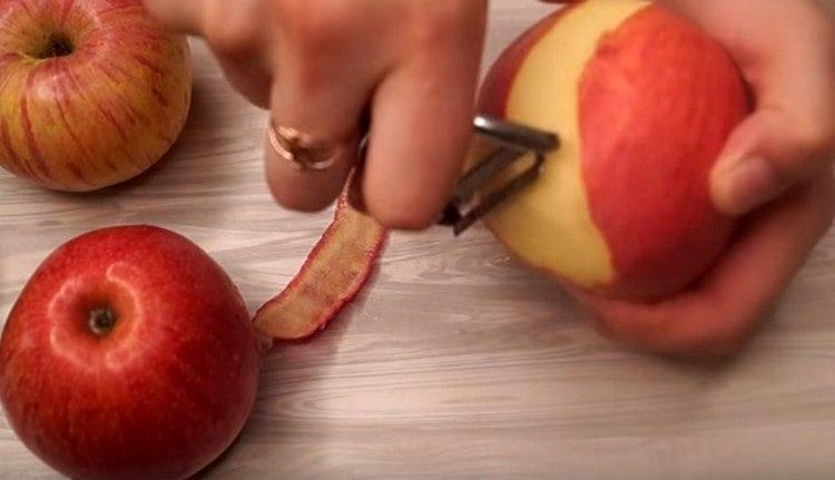 Pelar las manzanas y pelarlas.