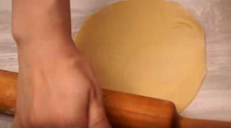 Cada pedazo de masa se enrolla en un pastel.