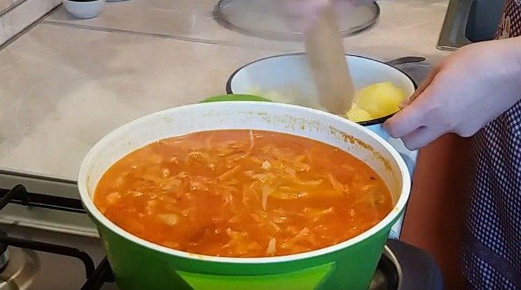 Nous obtenons les pommes de terre de la casserole et en purée dans la purée de pommes de terre.