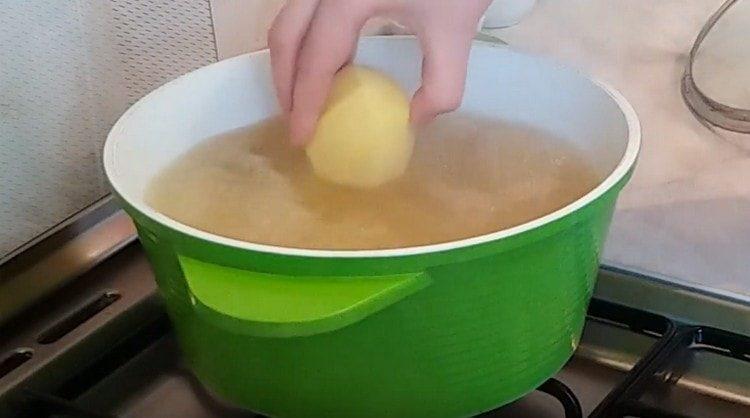 Dans un bouillon bouillant, on étale des pommes de terre pelées mais entières.