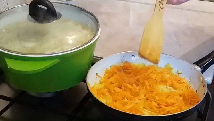 Ajouter les carottes à l'oignon.