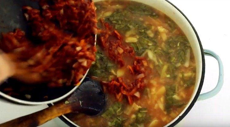 Modificăm prăjirea morcovilor și cepei în tigaie.