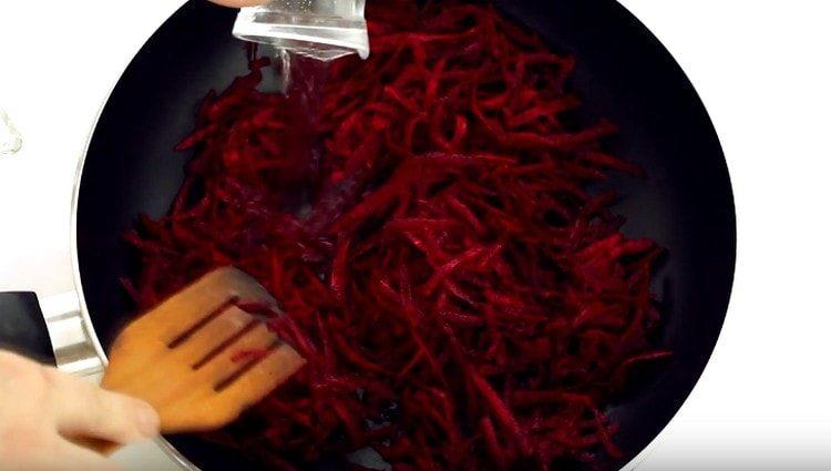 într-o tigaie stingem sfecla răzuită pe o răzătoare.