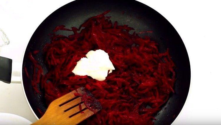 Adăugați puțină smântână în sfeclă.