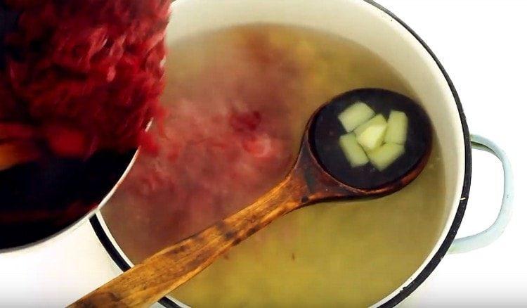 Adăugați sfecla în tigaia cu cartofi.