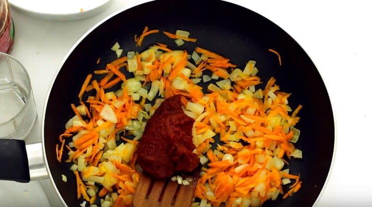 Adăugați pasta de roșii în legume.