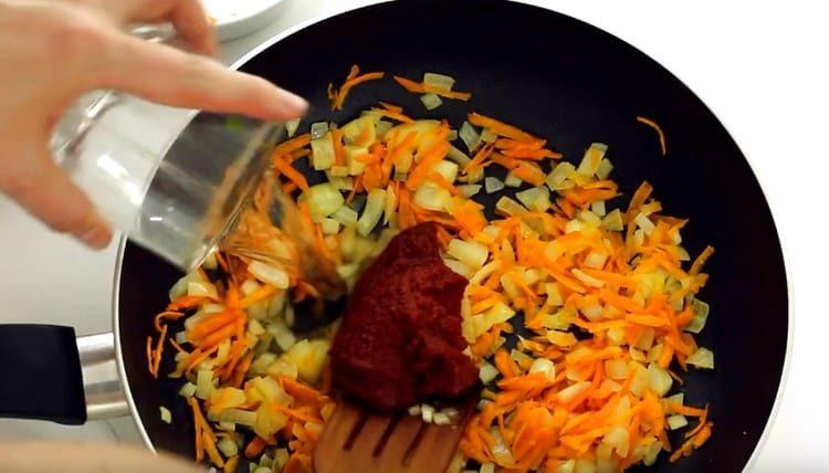 Adăugați și puțină apă din bulion.