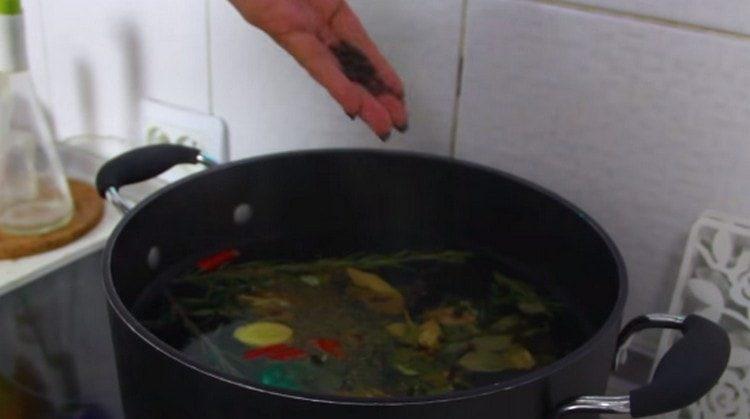 Добавете кориандър, черен пипер в маринатата.