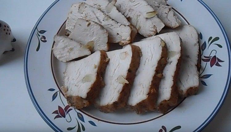 Carnea de porc fiartă este gata.