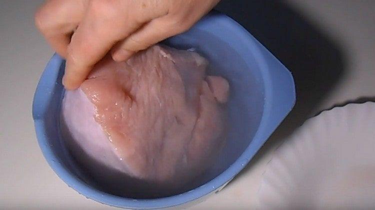 înmuiați fileul de curcan în apă sărată.