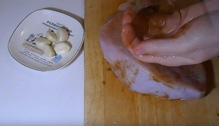 Întindeți fileul de curcan cu marinada.