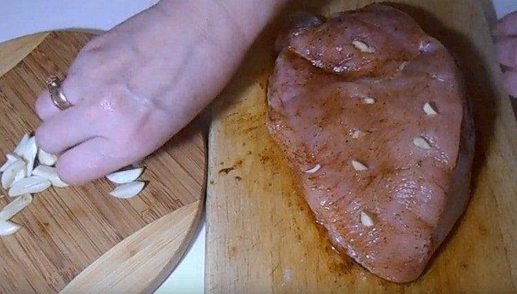 Umplem fileul pregătit cu bucăți de usturoi.