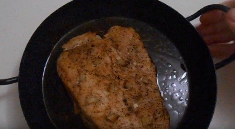 Nu este necesar să coaceți o astfel de carne de porc fiartă mult timp.