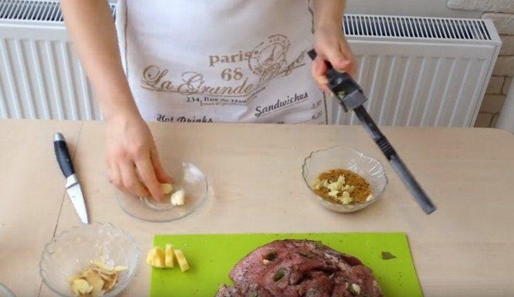 Připravujeme marinádu na bázi hořčičných semen a česneku.