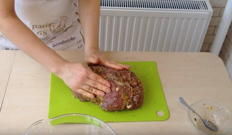 Maso dobře promíchejte marinádou.